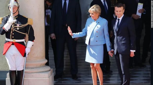 Macron bersama istri. 