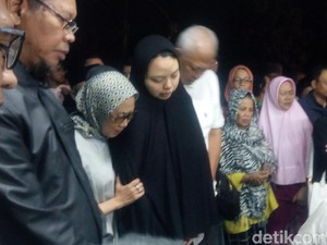 Haru, Istri Suryo Utomo yang Baru Melahirkan 1 Bulan Lalu Hadiri Pemakaman