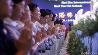 Umat Buddha merayakan Waisak di Wihara Tzu Chi Indonesia, Minggu (14/5/2017).