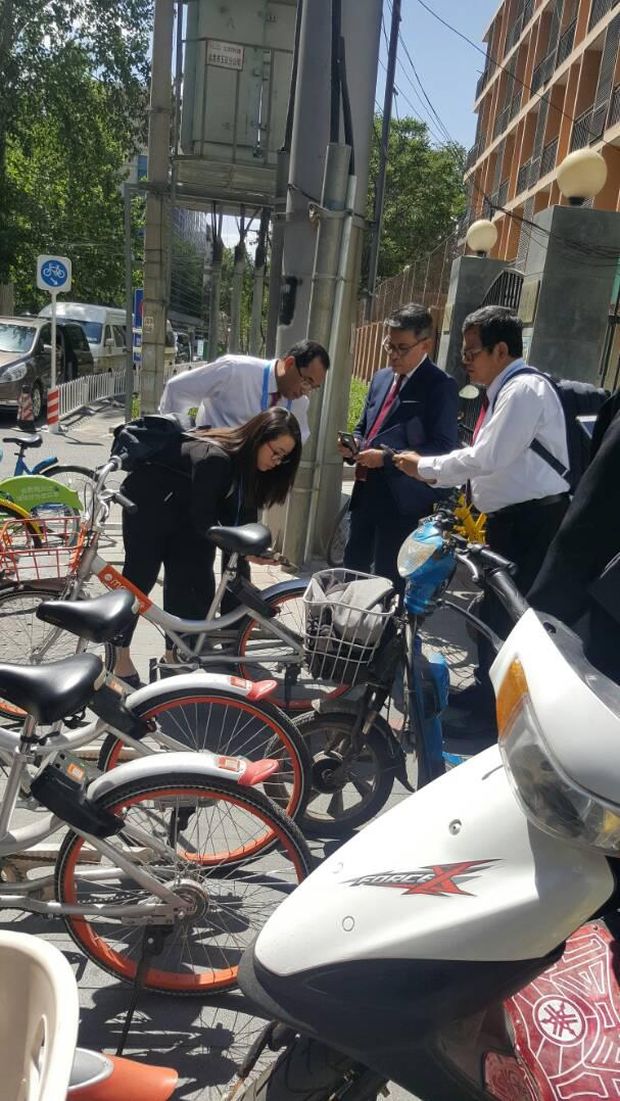 Menhub Budi Karya Sumadi mencoba bike sharing di China. 