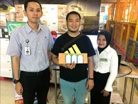 Pembeli menukarkan tiket mudik gratis 