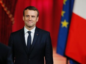 Macron dan Setelan Jas Murah yang  Mencuri Perhatian