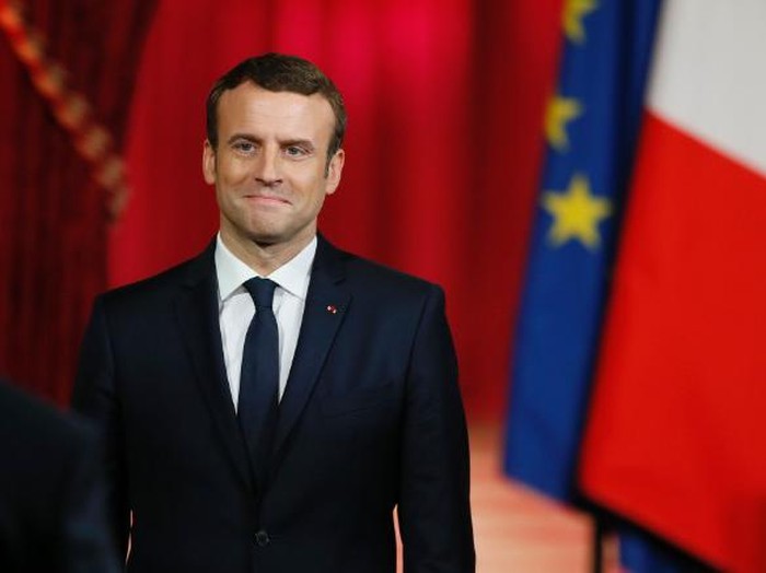 Macron dan Setelan Jas Murah yang  Mencuri Perhatian