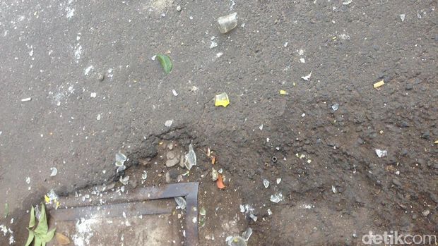 Bekas tawuran warga dan geng motor di Cililitan. 