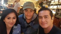 Bahkan Novita terlihat akrab dengan putra Adjie Pangestu yakni, Muhammad Rafi Akbar Putra Pangestu. (Dok. Instagram/adjiepangestu)