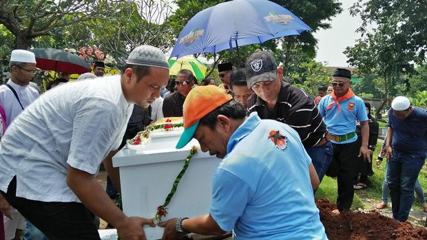 Peti kayu berwarna putih yang membawa jenazah Anthina