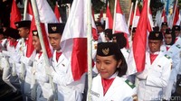 Bendera merah putih dikibarkan dalam acara Kirab Kebangsaan.
