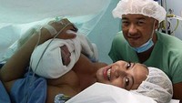 Wajah bahagianya bersama sang suami Brett Money saat menggendong bayi perempuannya tersebut. (Dok. Instagram/kinaryosihmoney)