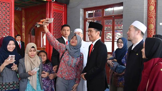 Presiden Jokowi selfie dengan warga yang tengah berada di masjid. 