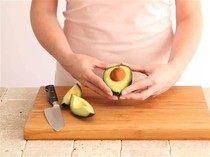 Jangan Pakai Pisau Logam buat Potong Alpukat kalau Tak Mau Efek Ini