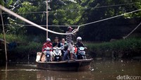 Perahu eretan tersebut mampu membawa 10 sepeda motor.