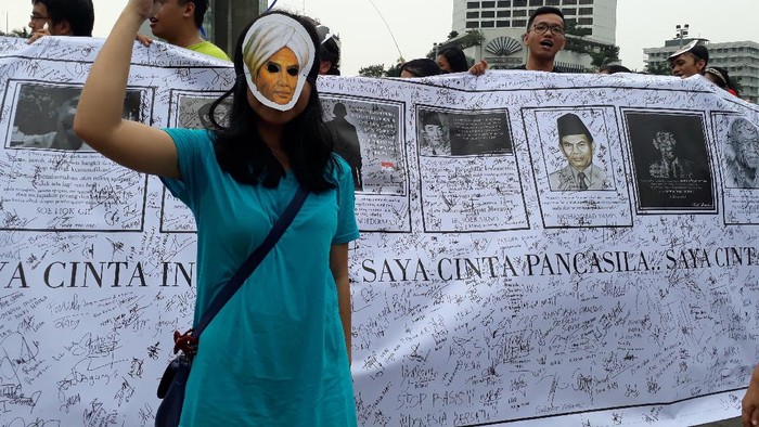 Warga Bagi-bagi Topeng Pahlawan di CFD Bundaran HI