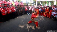 Pesilat memamerkan jurusnya dalam acara Kirab Kebangsaan.