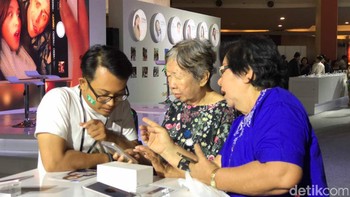 Tidak mau kalah dengan anak muda, ibu-ibu ini pun membeli ponsel selfie Oppo F3. Foto: afr/detikINET