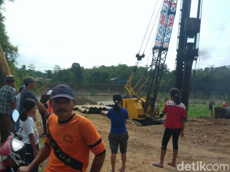 Proyek Pembangunan Jembatan di Kediri Sebabkan Rumah Warga 