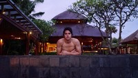 Apalagi saat Al Ghazali mengunggah fotonya tengah menikmati liburan di Bali. (Dok. Instagram/alghazali7)