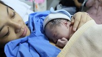Dian Ayu, istri dari Ananda Omesh melahirkan bayi laki-laki pada pukul 15.00 WIB secara normal. (Dok. Instagram/dianayulestari)