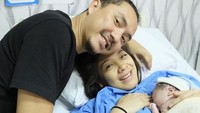 Senyum bahagia Ananda Omesh dan Dian Ayu saat berpose bersama si kecil Langit. (Dok. Instagram/omeshomesh)