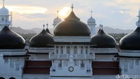 Foto: Peresmian landskap dan infrastruktur Masjid Raya Baiturrahman di Banda Aceh dilakukan Wakpres Jusuf Kalla pada Sabtu (13/5). Lantai halaman depan masjid kini sudah berganti menjadi marmer. 12 unit payung bergaya Masjid Nabawi dibangun di sisi utara dan selatan masjid  (Agus Setyadi/detikTravel)