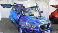 Pintunya semua elektrik, itu kita bantu pakai remote. Yang belakang kita konsepnya butterfly, yang depan lambo door, kayak pintu gunting, atasnya kita sobek dulu sedikit dari OEM, kita milih moonroof ya agar pandangan lebih luas. Pelek R15 depan belakang semua disamaian ukurannya lebar 225, tutur Jone-CHAD.