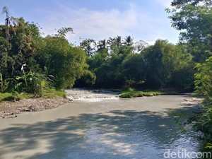 Sungai Jamblang Cirebon Tercemar Limbah Olahan Batu Alam