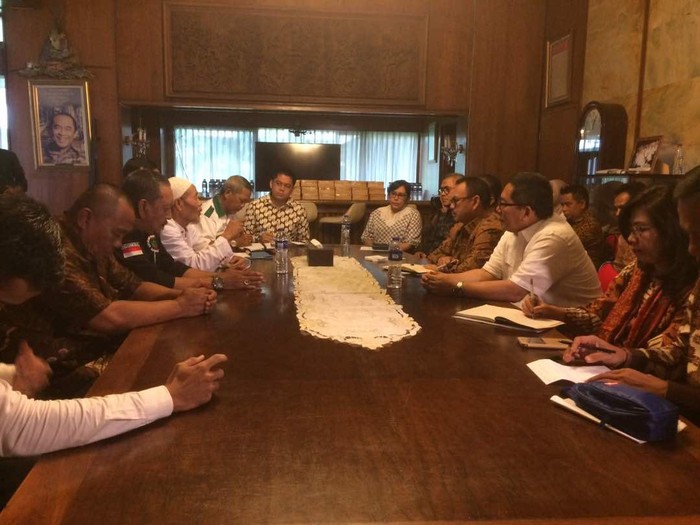 Anies-Sandi dan Tim Sinkronisasi Temui Warga di Rumah Partisipasi