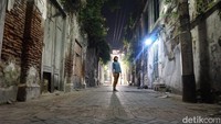 Tak hanya rumah akar ini saja yang instagenic, tapi lorong di gang ini juga instagrammable banget. Selamat berburu foto ya (Bonauli/detikTravel)