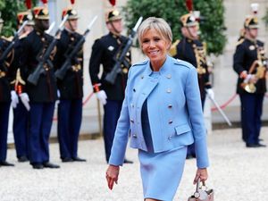 Istri Presiden Prancis Berbaju Biru Saat Inaugurasi, Tiru Melania Trump?