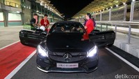 Sesi ketiga yang dilakukan adalah High Speed Cornering, pada sesi tersebut mobil dipacu dalam kecepatan tinggi pada 2 tikungan dan membuktikan mobil tersebut stabil saat dikendarai dengan kecepatan tinggi. Foto: Mercedes-Benz