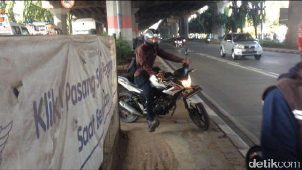 Macet di Kebon Nanas, Pemotor Terobos Separator untuk Lawan Arus