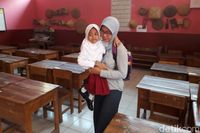 Semangat Kayla Ikut UN SD di Soreang Bandung Meski Lumpuh