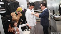 Fairuz A Rafiq akan memakai gaun putih sementara, Sonny Septian memakai jas hitam. Foto: Vey/detikHOT