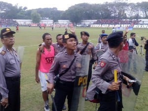 Pertandingan PSMP vs Kalteng Putra Diwarnai Kericuhan Antarpemain