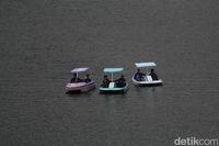 Naik sepeda air menikmati suasana (Wisma Putra/detikTravel)