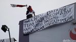 Agustinus Kembali Panjat Baliho di Slipi