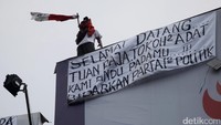 Sementara itu, Agustinus terlihat mengibarkan bendera merah putih di atas baliho. Sesekali dirinya istirahat.