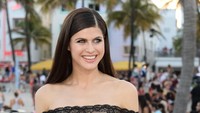 Alexandra Daddario saat menghadiri acara premiere film Baywatch di Miami, Florida, AS pada akhir pekan lalu. Jason Koerner/Getty Images/detikFoto.