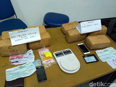 Dua Anggota LSM Legalisasi Ganja Diamankan BNNP Jatim Dua Anggota LSM Legalisasi Ganja Diamankan BNNP Jatim