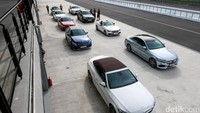 MBDI juga menyiapkan sekitar 7 orang instruktur andal yang memang sebagian merupakan pembalap untuk memandu jalannya sesi tersebut. Foto: Mercedes-Benz