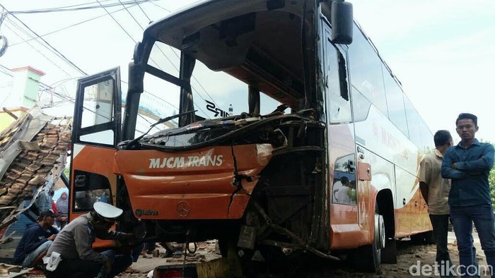 Bus Hantam Pangkalan Ojek di Situbondo, Satu Orang Tewas Terjepit