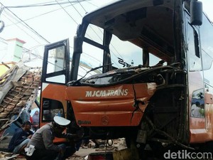 Bus Hantam Pangkalan Ojek di Situbondo, Satu Orang Tewas Terjepit