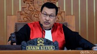 Agenda sidang hari ini adalah pembacaan permohonan dari pihak pemohon. Sidang dipimpin oleh hakim tunggal Asiadi Sembiring.