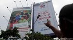 Agustinus Kembali Panjat Baliho di Slipi