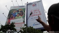 Agustinus sebelumnya pernah memanjat baliho di perempatan Slipi Petamburan pada 28 Februari 2017 dan 9 Desember 2016. Tuntutannya sama, meminta pemerintah mengusut kasus kematian keponakannya.