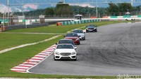 Dalam rangka merayakan ulang tahun ke-50 Mercedes-AMG sekaligus membuktikan ketangguhan seri AMG dari pabrikan mobil asal Jerman itu mengajak sekitar 50 media dari Hub 2 (Indonesia, Singapura, dan Malaysia) untuk menguji performa deretan model AMG di Sirkuit Sepang, Malaysia. Foto: Mercedes-Benz