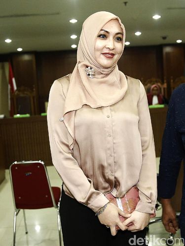 Foto: Cantiknya Angelina Sondakh dengan Hijab Beragam Warna