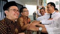 Kedua terdakwa ditangkap polisi bersamaan dengan penangkapan tersangka makar Sri Bintang Pamungkas cs pada 2 Desember 2016. Keduanya ditangkap atas laporan UU ITE terkait posting ujaran kebencian melalui media sosial.