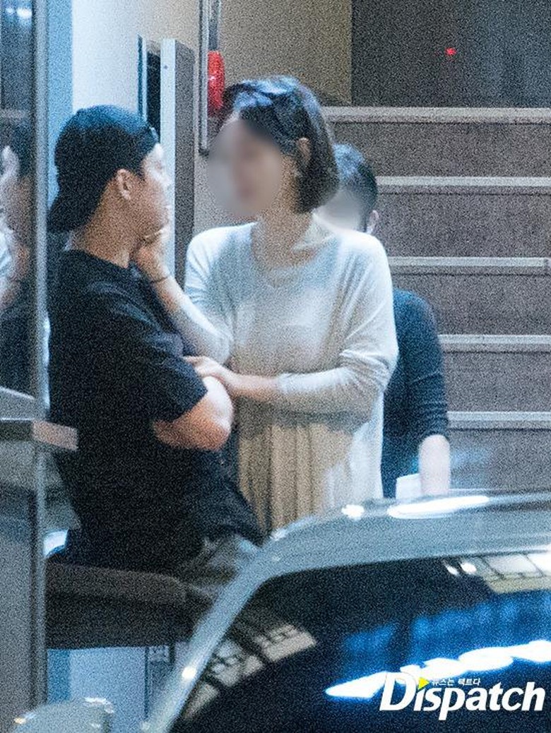 Yoochun dan Hwang Hana tertangkap kamera Dispatch pada 2017.