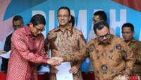 Sandiaga Uno berjabat tangan dengan Ketua Tim Sinkronisasi Sudirman Said saat menggelar jumpa pers di Rumah Partisipasi, Jalan Borobudur, Menteng, Jakarta Pusat, Senin (15/5/2017).