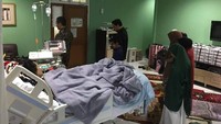 Di depan Jupe yang terbaring, kerabat solat berjamaah. Foto: dok Nia Anggia (Adik Julia Perez)